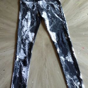 Black and white under armor leggings